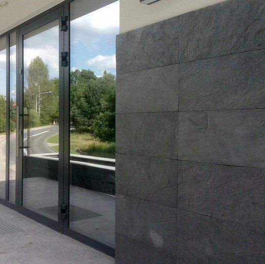 Elewacja z płyt kamiennych na kotwach, nowoczesny budynek