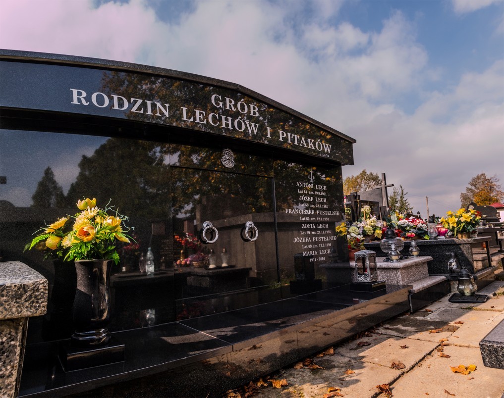 Grobowiec rodzinny z granitu z tablicami inskrypcyjnymi