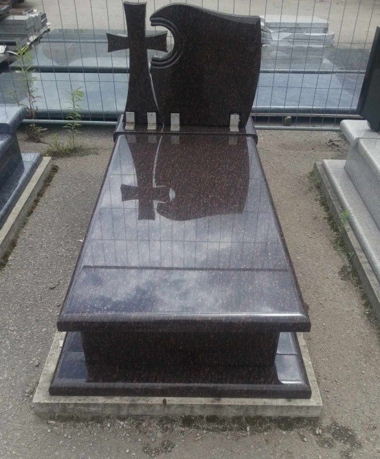 Nagrobek z ciemnego brązowego granitu