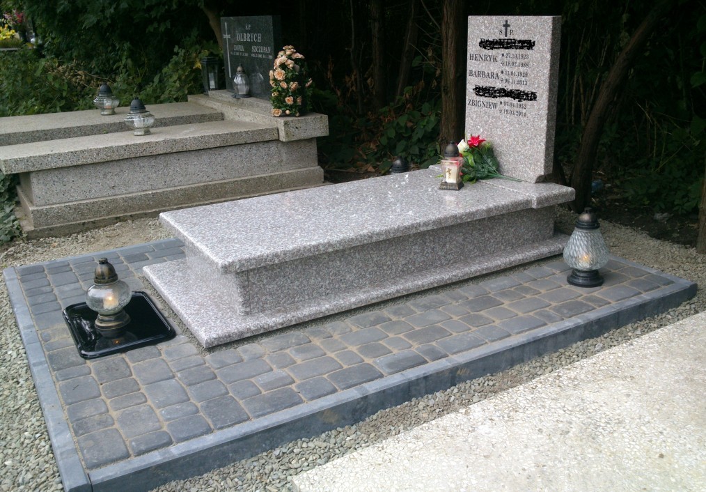 Nagrobek granitowy jasny z obramowaniem