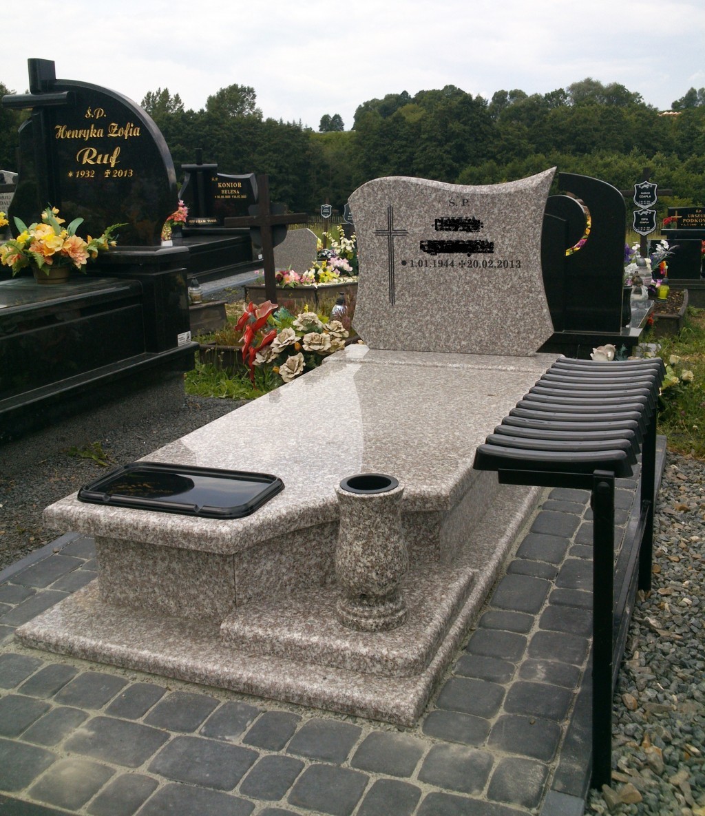 Jasny nagrobek granitowy pojedynczy z ławką