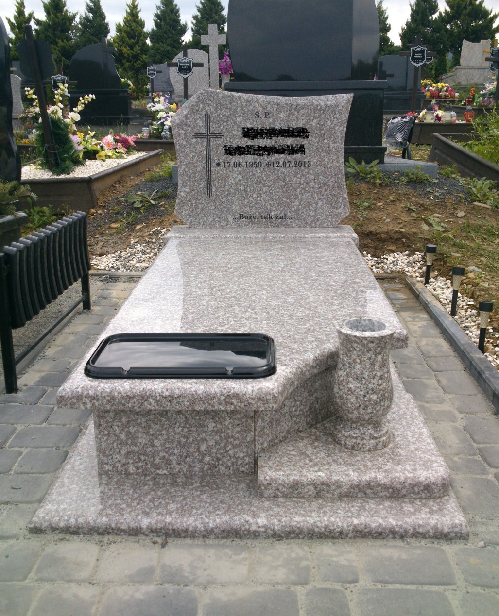 Nagrobek granitowy z jasną stelą i krzyżem