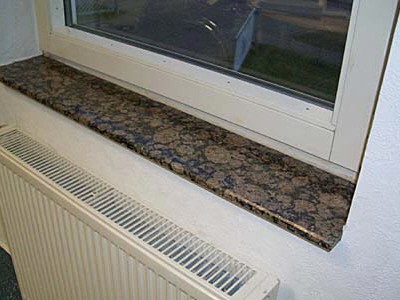 Brązowy parapet granitowy wewnętrzny nad grzejnikiem
