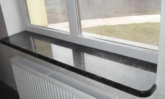 Czarny parapet granitowy wewnętrzny z zaokrąglonym czołem