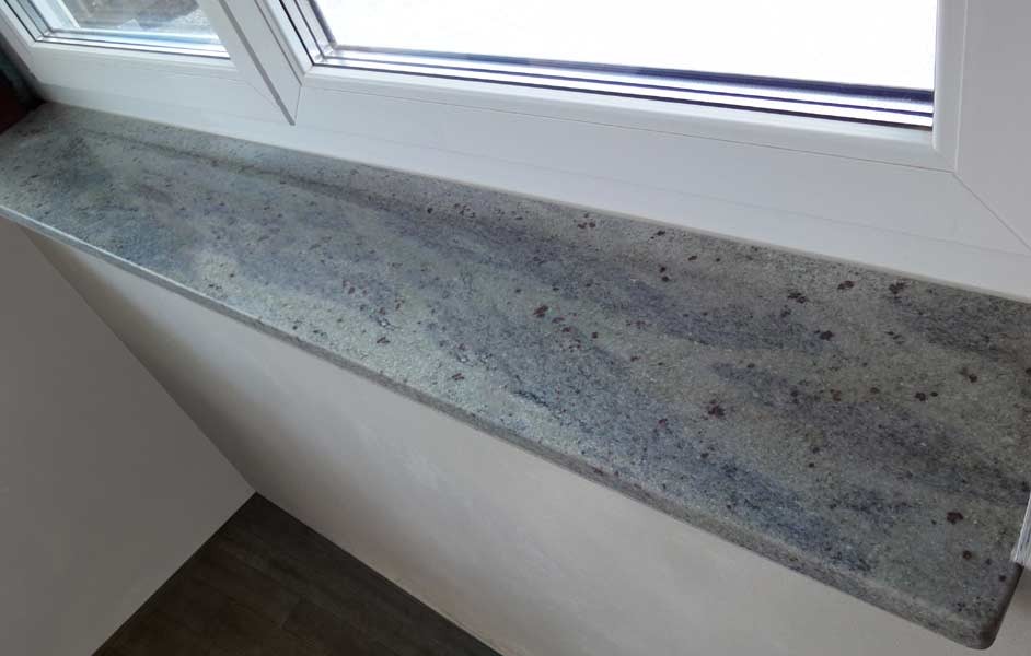 Jasny parapet granitowy wewnętrzny z wykończoną krawędzią