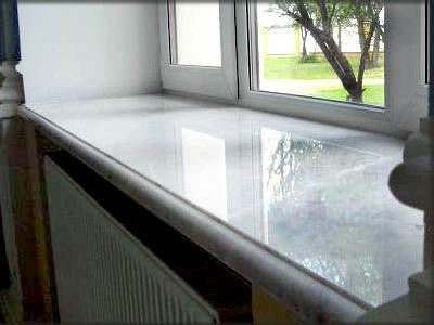 Jasny parapet kamienny przy oknie tarasowym