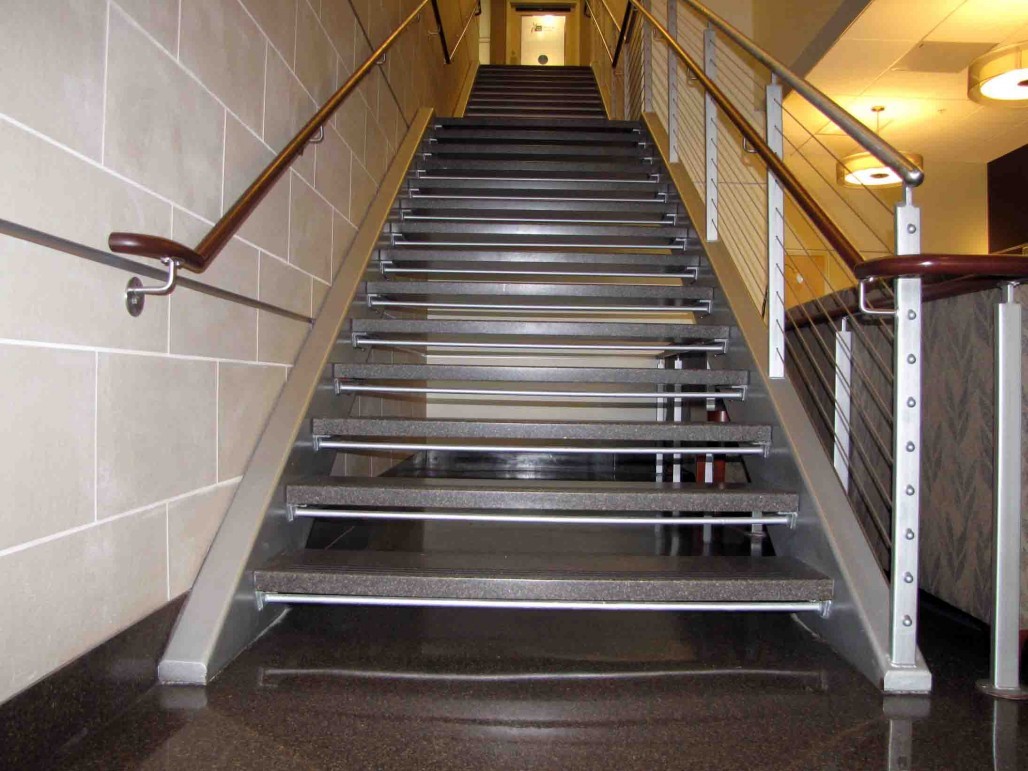 Schody granitowe wewnętrzne z balustradą ze stali nierdzewnej