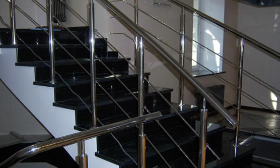 Czarne schody granitowe z balustradą szklaną