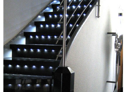 Czarne schody granitowe z listwami LED wfrezowanymi w stopnie