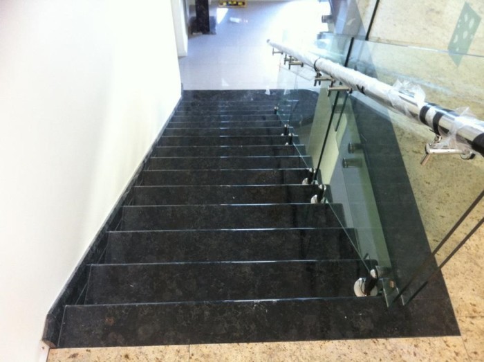 Granitowe stopnie tarasowe z balustradą szklaną