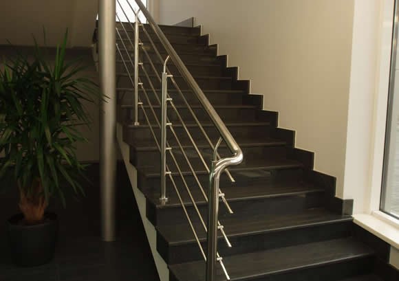 Schody granitowe w holu z balustradą z nierdzewki